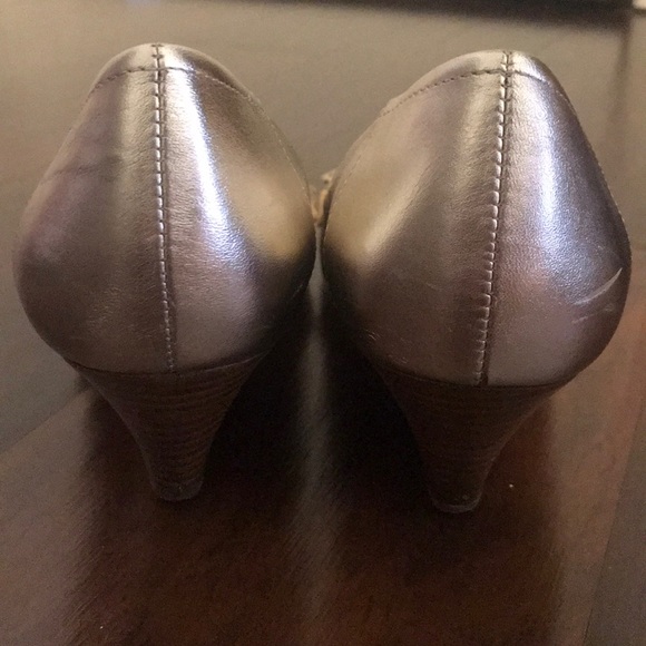 Gold Tahari wedge heel - Picture 5 of 7